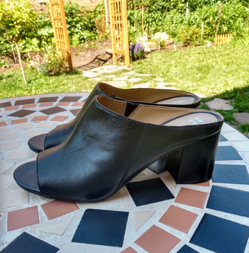 Naturalizer Slide On Mules + Size 7 Narrow